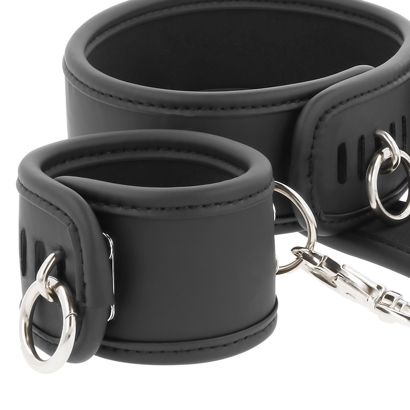 Detalhe do conjunto de coleira e algemas FETISH SUBMISSIVE em couro vegano com forro de neoprene para bondage.