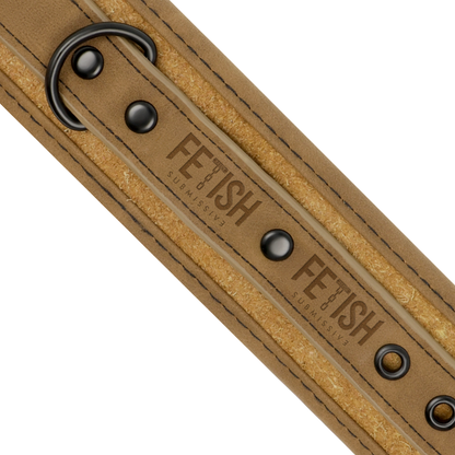 Close-up das algemas de tornozelo FETISH SUBMISSIVE em couro vegano com forro de neoprene.