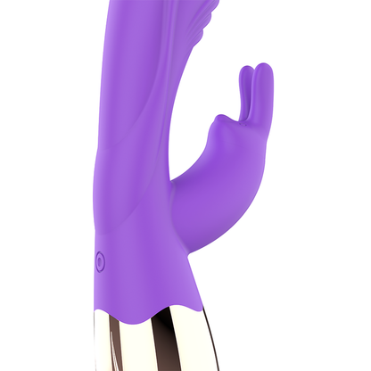 Close-up do vibrador coelho WOMANVIBE Viora de silicone recarregável, mostrando o design curvo para Ponto G e o estimulador de clítoris.