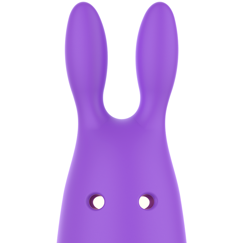 Close-up do WOMANVIBE Vibrador Bugsy, um estimulador clitoriano de silicone em formato de coelho.