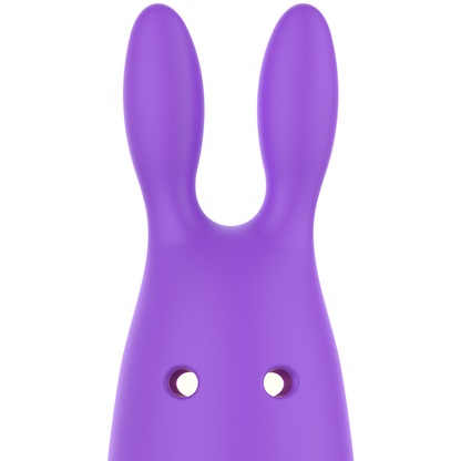 Close-up do WOMANVIBE Vibrador Bugsy, um estimulador clitoriano de silicone em formato de coelho.