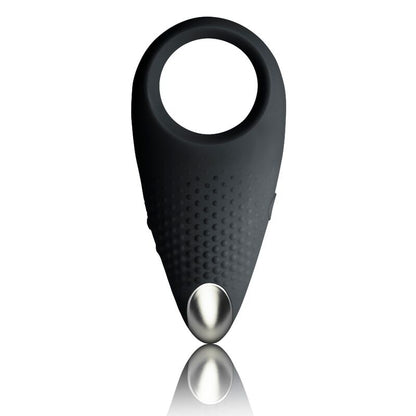 Close-up do ROCKS-OFF Estimulador de Casais Recarregável Empower - Preto, mostrando seu design ergonômico e material de silicone macio.