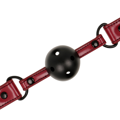 Mordaça Respirável Fetish Submissive Dark Room em couro vegano preta, com orifícios de respiração e fecho ajustável, ideal para jogos BDSM.