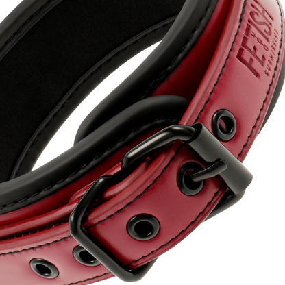 Close-up da Coleira de Corrente Fetish Submissive com forro de neoprene e detalhes em metal.