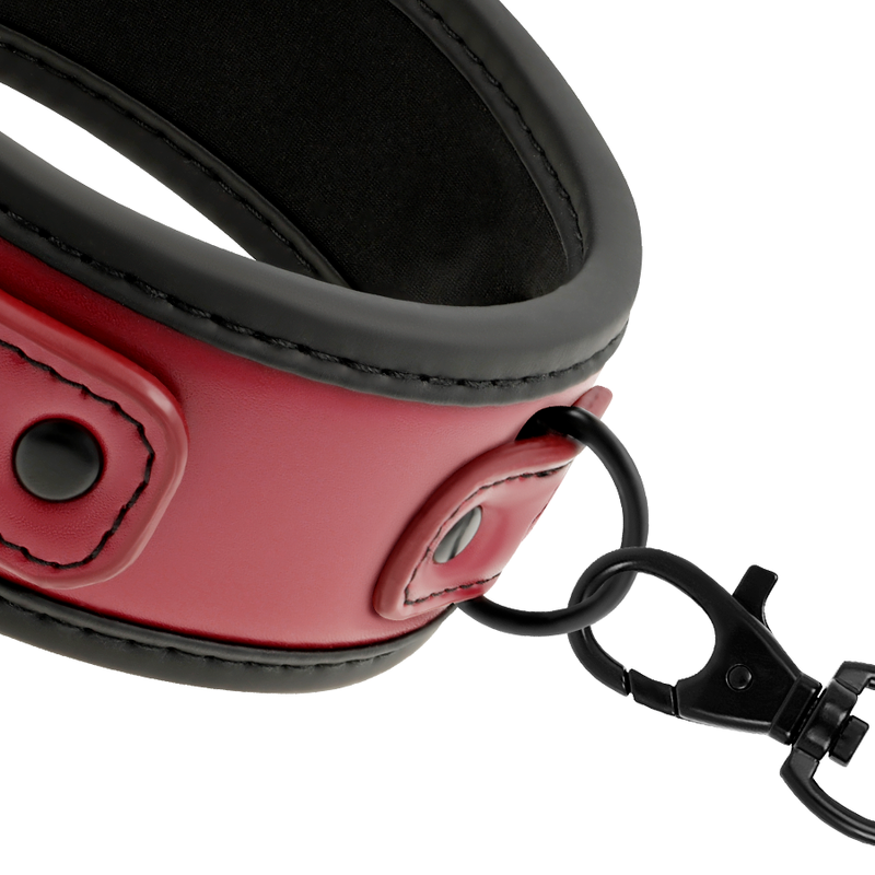 Close-up da Coleira de Corrente Fetish Submissive com forro de neoprene e detalhes em metal.
