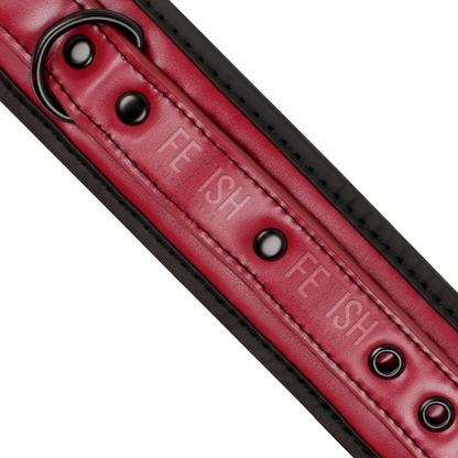 Detalhe das algemas Fetish Submissive em couro vegano com forro de neoprene para BDSM.