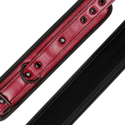 Detalhe das algemas Fetish Submissive em couro vegano com forro de neoprene para BDSM.