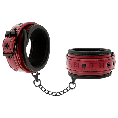 Detalhe das algemas Fetish Submissive em couro vegano com forro de neoprene para BDSM.