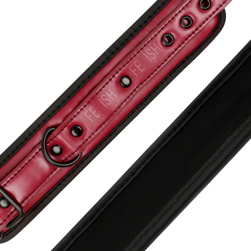 Close-up of the FETISH SUBMISSIVE Algemas de Tornozelo em Couro Vegano com Forro de Neoprene, mostrando detalhes da fivela e material.