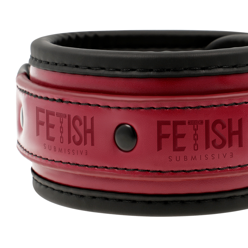 Close-up of the FETISH SUBMISSIVE Algemas de Tornozelo em Couro Vegano com Forro de Neoprene, mostrando detalhes da fivela e material.